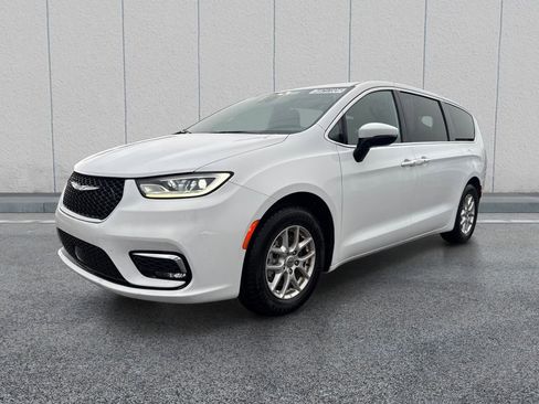 Used 2023 Chrysler Pacifica Touring FWD image 3