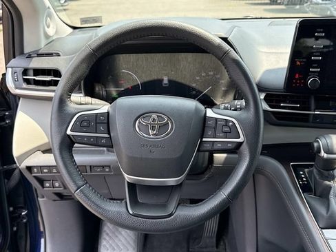 Used 2021 Toyota Sienna XLE w/ XLE Plus Package FWD image 19