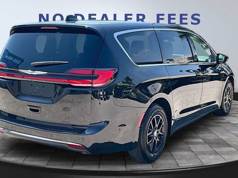 Used 2023 Chrysler Pacifica Touring-L FWD image 6