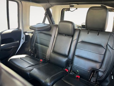 Used 2018 Jeep Wrangler Unlimited Sahara w/ Uconnect 4C Nav & Sound Group AWD/4WD image 13