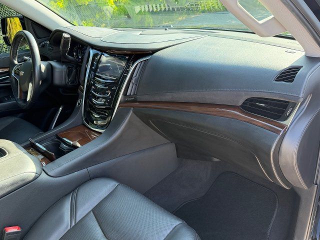 Used 2020 Cadillac Escalade Luxury AWD/4WD image 20