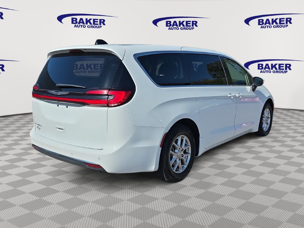Used 2023 Chrysler Pacifica Touring-L FWD image 5