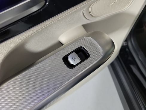 Used 2024 Mercedes-Benz GLC 300 4MATIC image 13