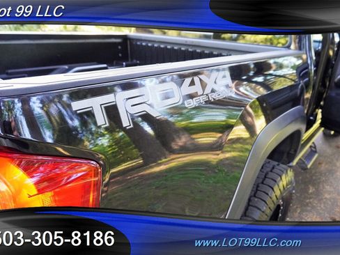 Used 2017 Toyota Tacoma TRD Off-Road w/ Premium & Technology Package AWD/4WD image 33