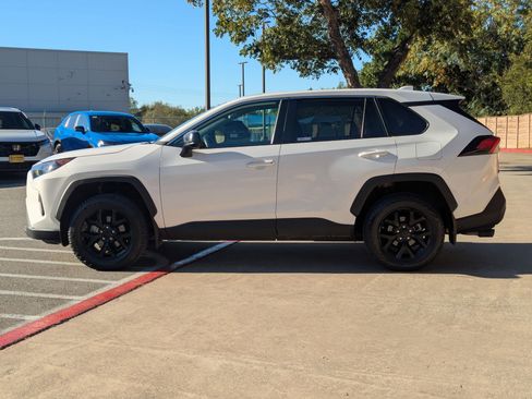 Used 2022 Toyota RAV4 LE image 7