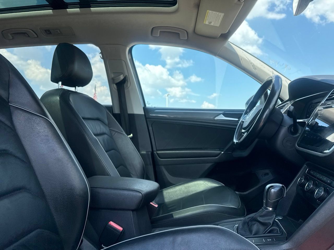 Used 2018 Volkswagen Tiguan SEL Premium FWD image 29