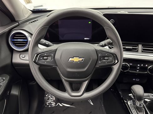 Used 2025 Chevrolet Trax LT FWD image 24