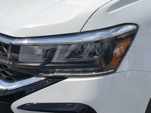 Certified 2024 Volkswagen Taos SE image 7