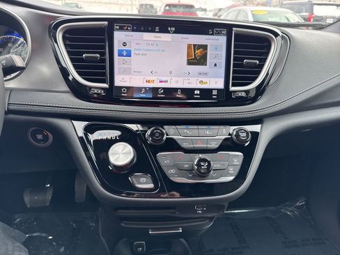 New 2026 Chrysler Pacifica Select image 3