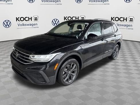 Used 2023 Volkswagen Tiguan SE w/ Panoramic Sunroof Package image 3