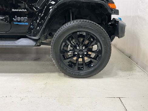 Used 2022 Jeep Wrangler Unlimited Sahara w/ Cold Weather Group AWD/4WD image 10