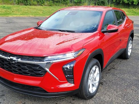New 2026 Chevrolet Trax LS w/ LS Convenience Package FWD image 3