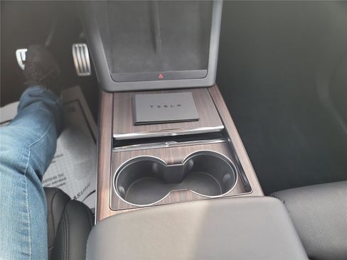 Used 2024 Tesla Model X image 25