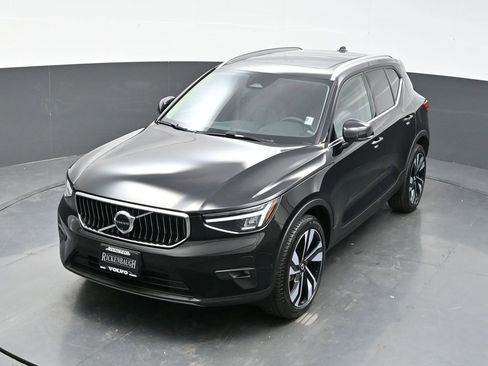 Used 2025 Volvo XC40 B5 Plus image 27