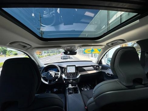 Certified 2025 Volvo XC90 B6 Plus AWD/4WD image 18