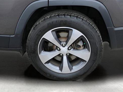 Used 2019 Jeep Cherokee Limited image 9