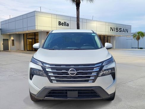 Used 2025 Nissan Rogue SV image 2