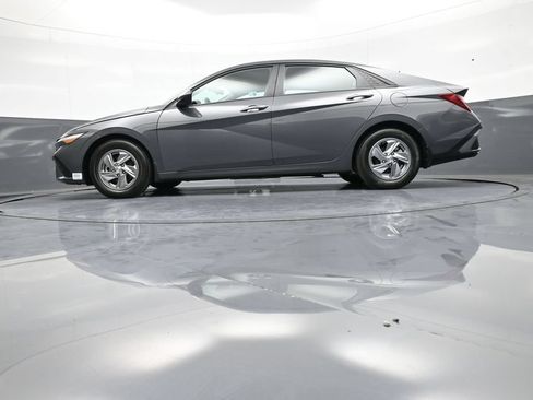 Certified 2025 Hyundai Elantra SE FWD image 32