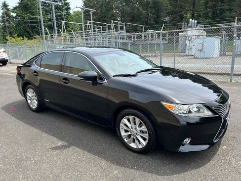 Used 2014 Lexus ES 300h w/ Luxury Package w/Bamboo Trim FWD image 3