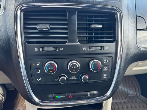 Used 2017 Dodge Grand Caravan SXT FWD image 33