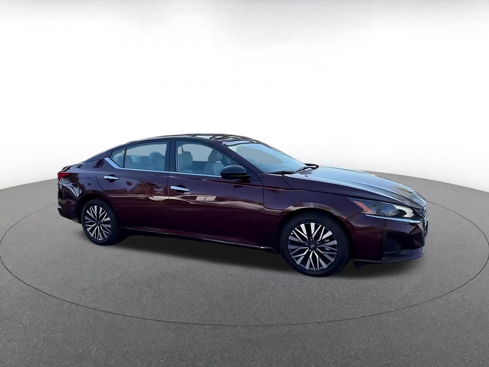 Used 2025 Nissan Altima 2.5 SV FWD image 2