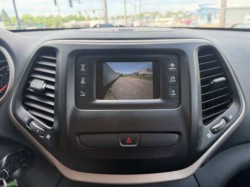 Used 2015 Jeep Cherokee Latitude w/ Cold Weather Group AWD/4WD image 27