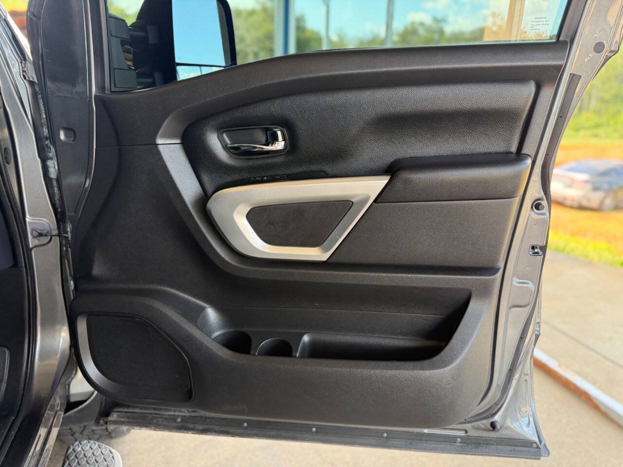 Used 2017 Nissan Titan SV AWD/4WD image 27