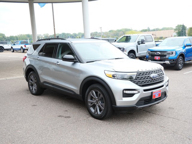 Certified 2023 Ford Explorer XLT w/ Equipment Group 202A AWD/4WD image 3