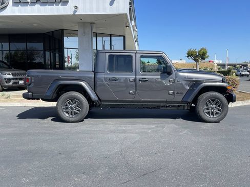 New 2026 Jeep Gladiator Sport AWD/4WD image 9