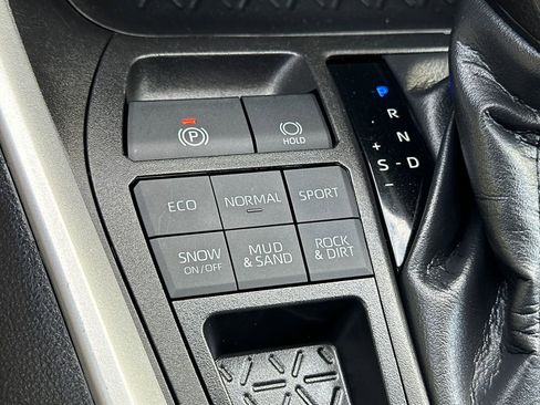 Used 2022 Toyota RAV4 LE AWD/4WD image 30