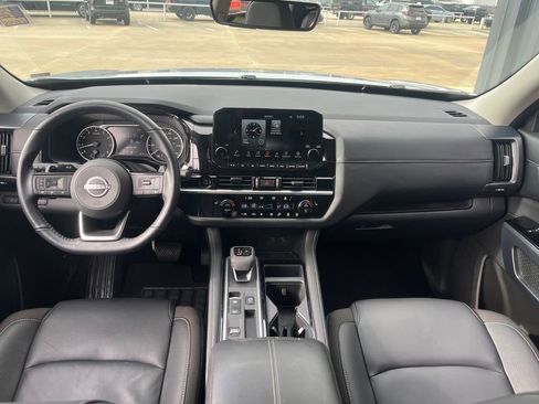 Used 2025 Nissan Pathfinder SL FWD image 13
