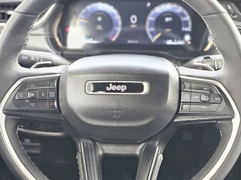 Used 2025 Jeep Grand Cherokee Altitude AWD/4WD image 16