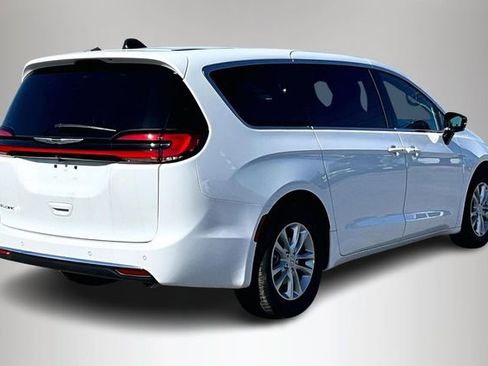 New 2026 Chrysler Pacifica Select image 5