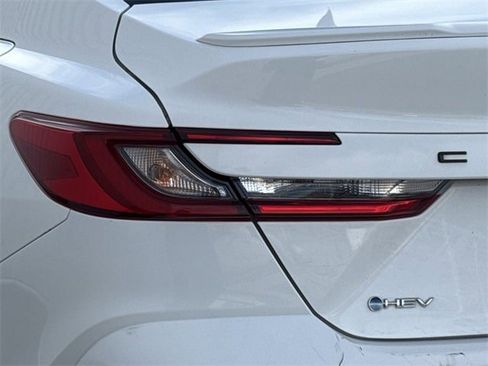 Used 2025 Toyota Camry SE image 6