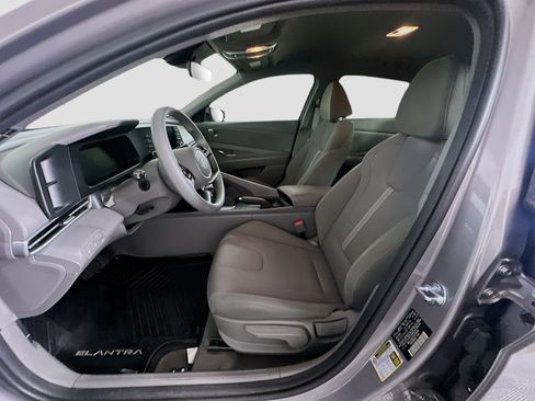 Used 2025 Hyundai Elantra SE FWD image 13