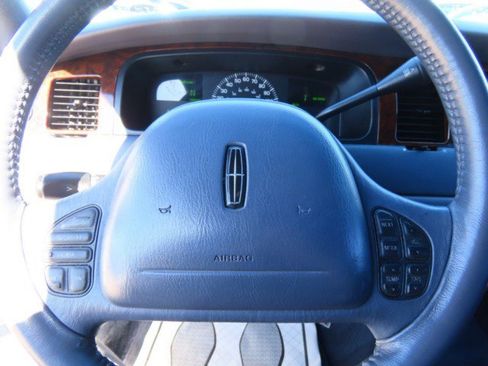 Used 2000 Lincoln Town Car Signature image 24