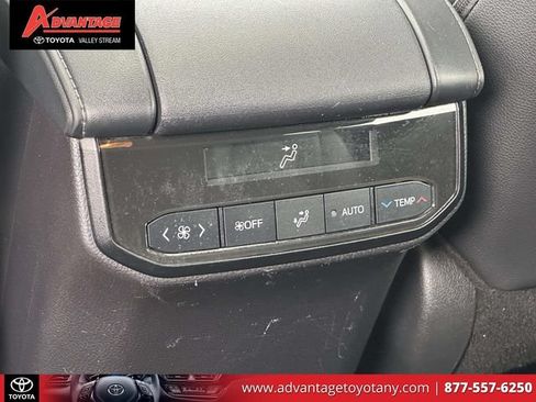 Used 2024 Toyota Highlander XLE AWD/4WD image 17