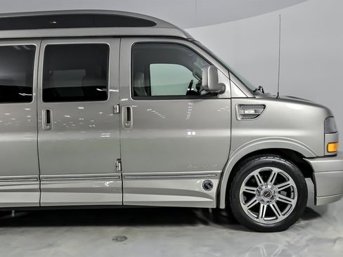 Used 2018 GMC Savana 2500 Extended w/ Enhanced Convenience Package image 13