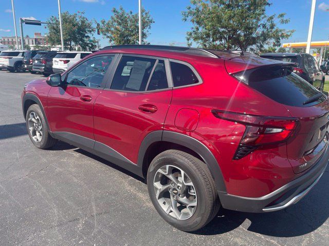 Used 2025 Chevrolet Trax LT FWD image 4