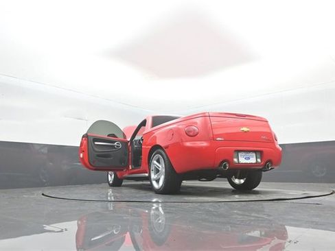Used 2004 Chevrolet SSR w/ Preferred Equipment Group image 39