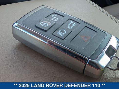 Used 2025 Land Rover Defender 110 X-Dynamic SE image 32