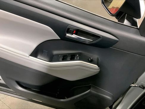 Certified 2021 Toyota Highlander XLE AWD/4WD image 36