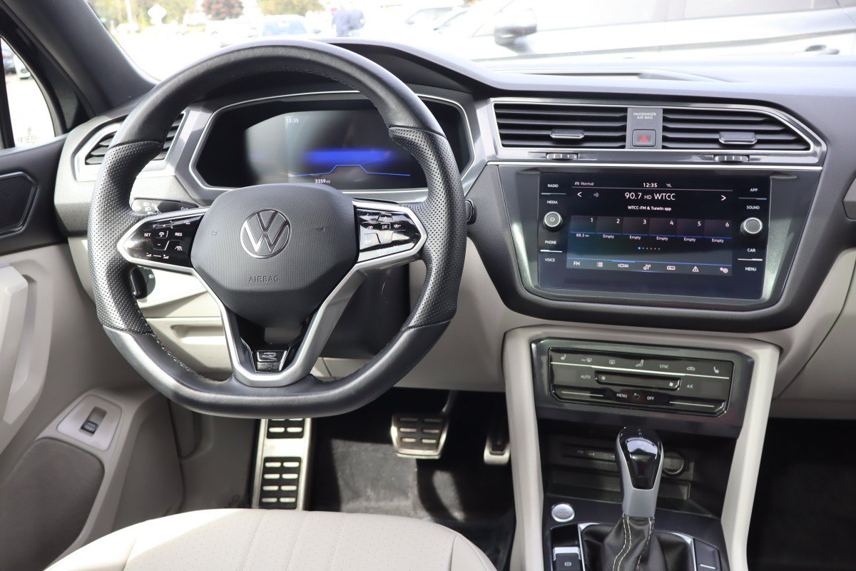 Used 2024 Volkswagen Tiguan SE R-Line AWD/4WD image 16