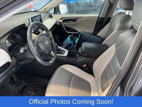 Used 2021 Toyota RAV4 XLE Premium FWD image 5