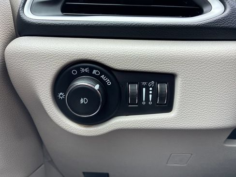 Used 2024 Chrysler Pacifica Touring-L FWD image 32