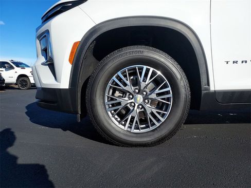 Used 2025 Chevrolet Traverse LT image 16