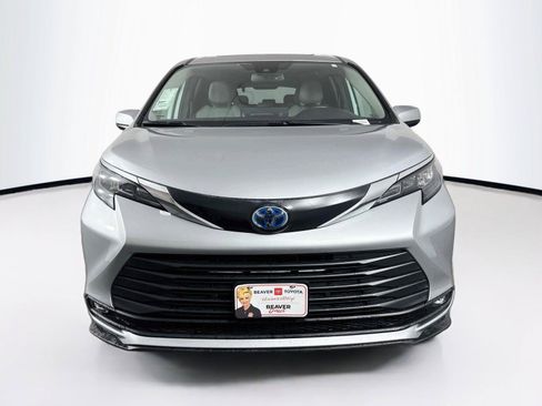 Certified 2025 Toyota Sienna XLE FWD image 9