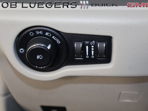 Used 2023 Chrysler Pacifica Touring-L FWD image 24