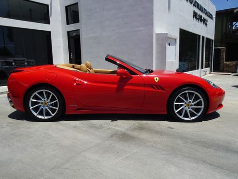 Used 2010 Ferrari California RWD image 9