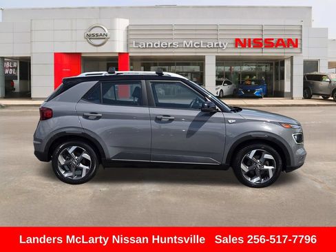 Used 2022 Hyundai Venue Limited FWD image 2